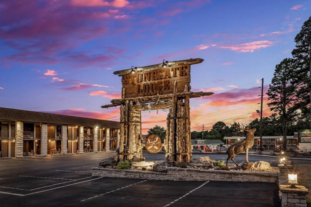 Stonegate Lodge 2 Queen Beds Wifi 50In Roku Tv Salt Water Pool Room #105 Eureka Springs Luaran gambar