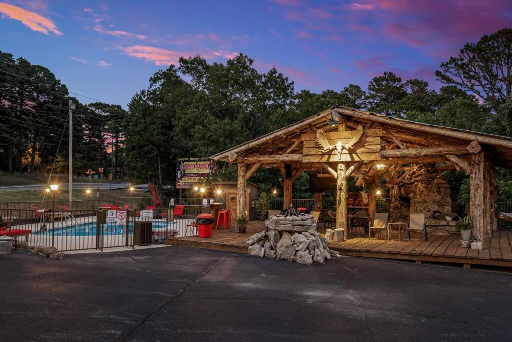 Stonegate Lodge 2 Queen Beds Wifi 50In Roku Tv Salt Water Pool Room #105 Eureka Springs Luaran gambar