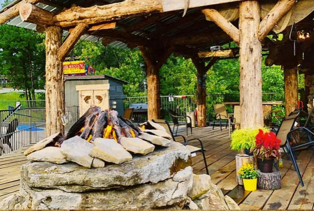 Stonegate Lodge 2 Queen Beds Wifi 50In Roku Tv Salt Water Pool Room #105 Eureka Springs Luaran gambar