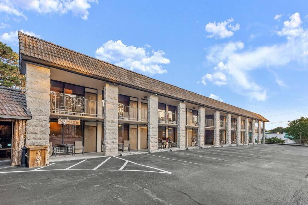 Stonegate Lodge 2 Queen Beds Wifi 50In Roku Tv Salt Water Pool Room #105 Eureka Springs Luaran gambar