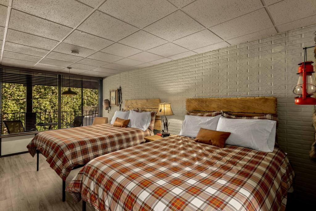 Stonegate Lodge 2 Queen Beds Wifi 50In Roku Tv Salt Water Pool Room #105 Eureka Springs Luaran gambar